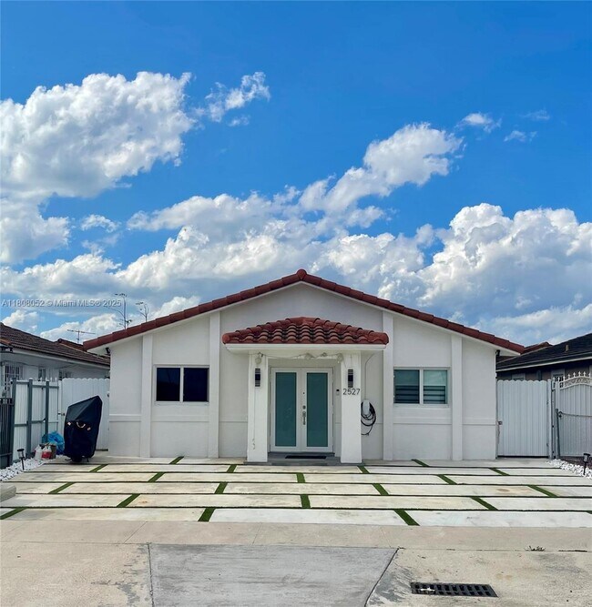Building Photo - 2527 W 71st Pl
