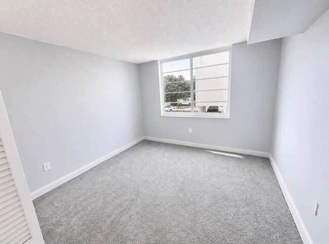 Building Photo - 1250 NE 125th St