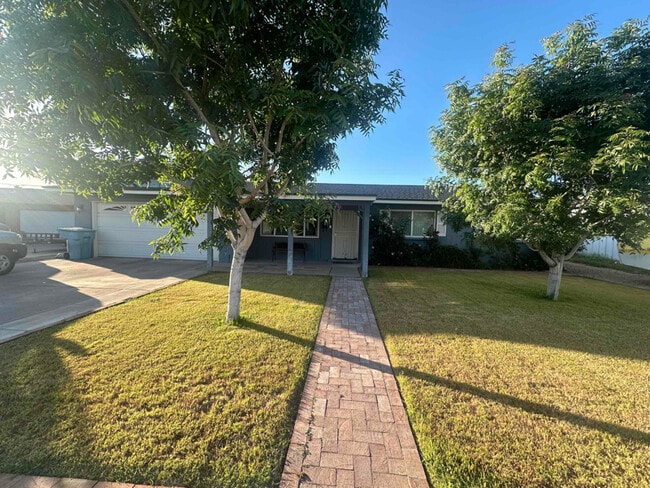 Building Photo - 3936 W Solar Dr