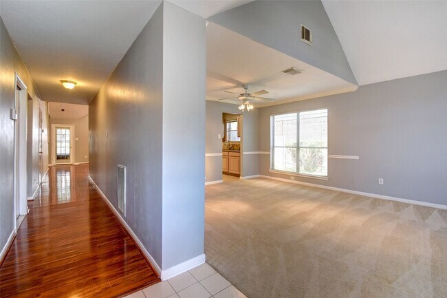 Foto del edificio - 2114 Whirlaway Dr