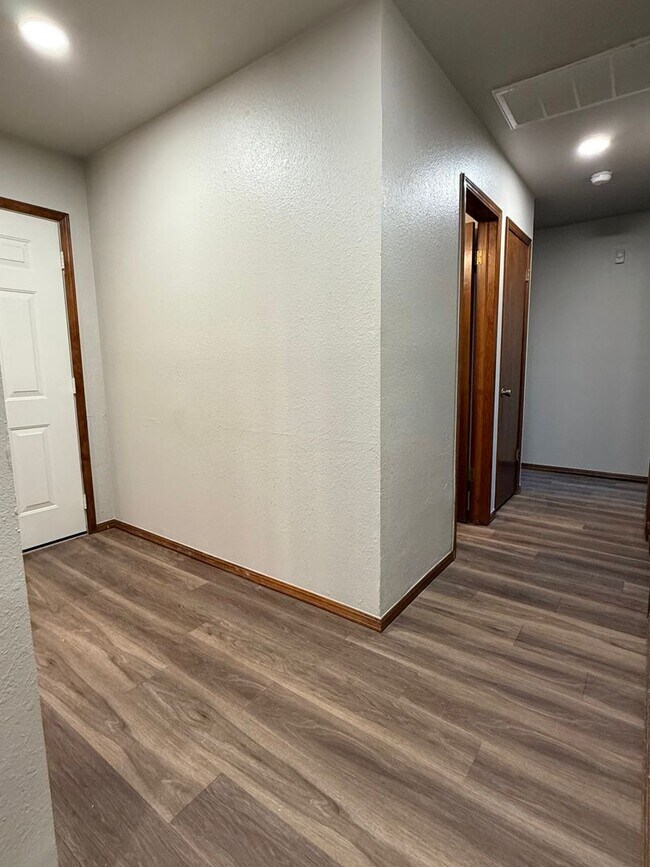 Foto del edificio - Complete new remodel 3-2-2 home off Broadway in the heart of Moore!