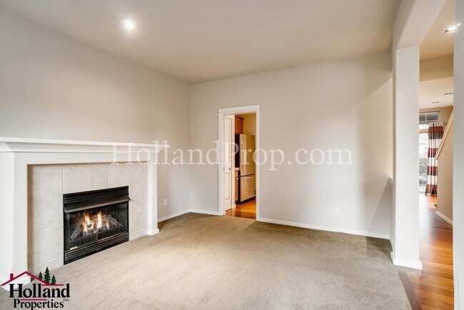 Building Photo - Beautiful 2 Bedroom 2.5 Bathroom Townhouse in Hillsboro!