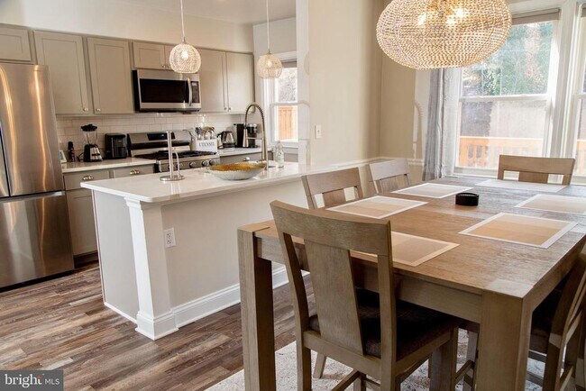 Foto del edificio - 518 Random Rd