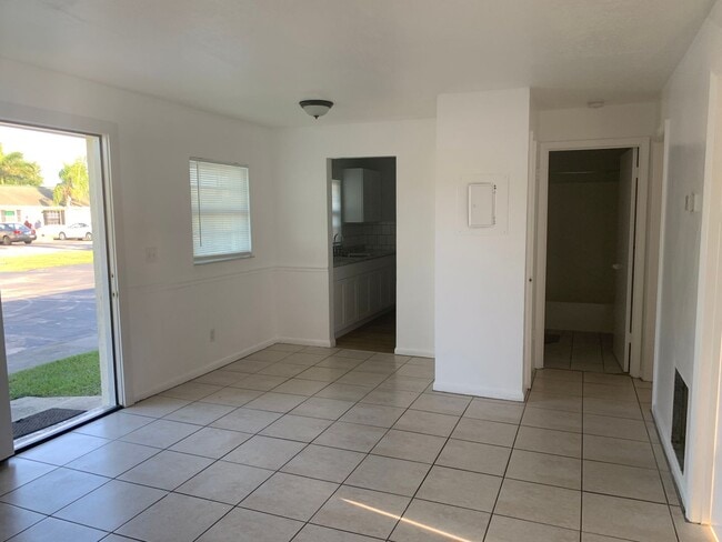 Building Photo - Vero Beach 2 Bedroom 1 Bath