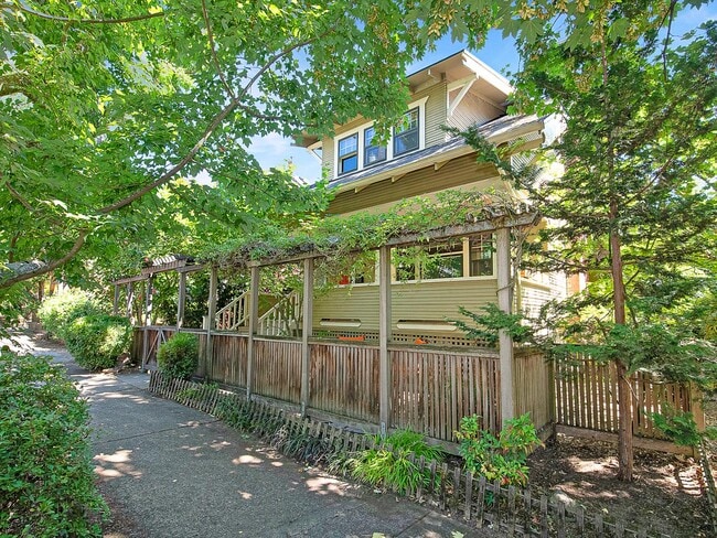 Building Photo - 2116 NE 8th Ave