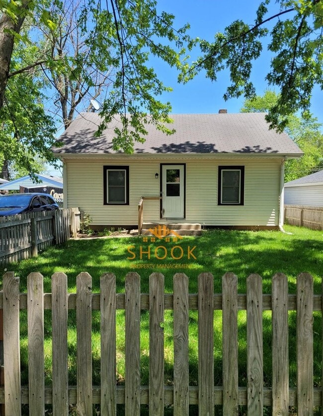 Building Photo - COZY AND UPDATED HOUSE IN GREAT NEIGHBORHOOD