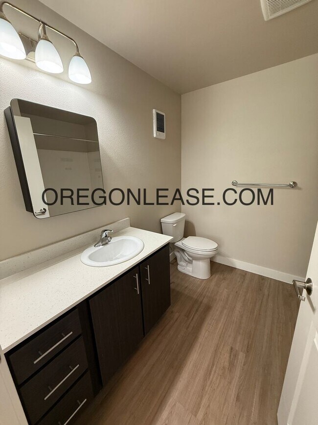 Foto del edificio - Newer 2-Bedroom Apartment located off Jasp...