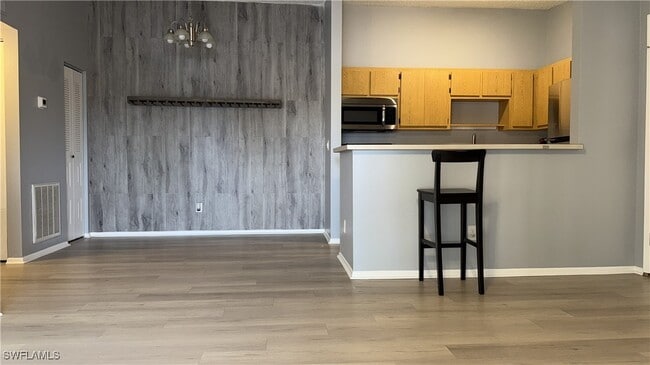 Foto del edificio - 6492 Royal Woods Dr