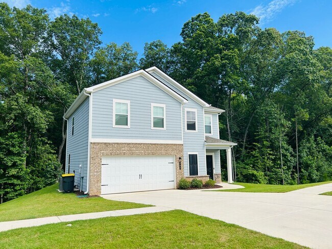 Building Photo - LIKE NEW! 3 bedroom, 2.5 bath home minutes...