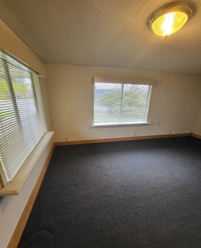 Foto del edificio - STATUS: *AVAILABLE* | R36B | $925