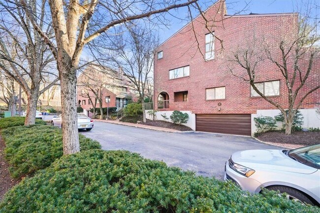 Foto del edificio - 150 N Bedford Rd