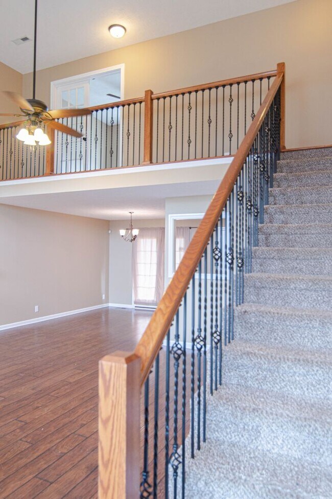 Building Photo - Pet Friendly Three Bedroom with Bonus!