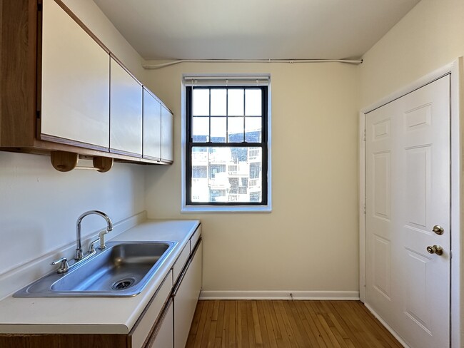Building Photo - 710 W Cornelia Ave