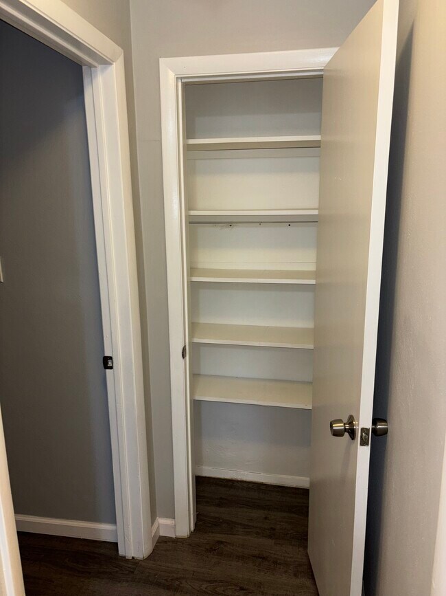 Building Photo - 813 S Grosvenor Ct