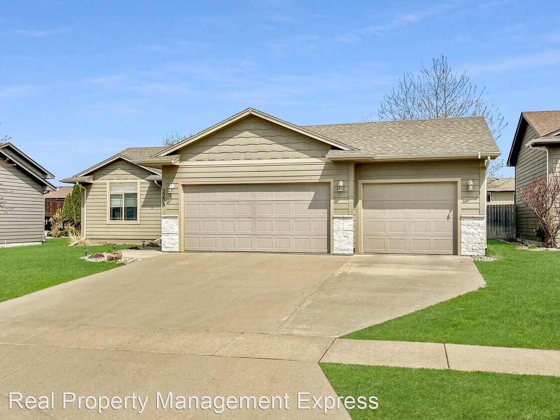 Primary Photo - 4 br, 2 bath House - 3208 S Triple Play Ave