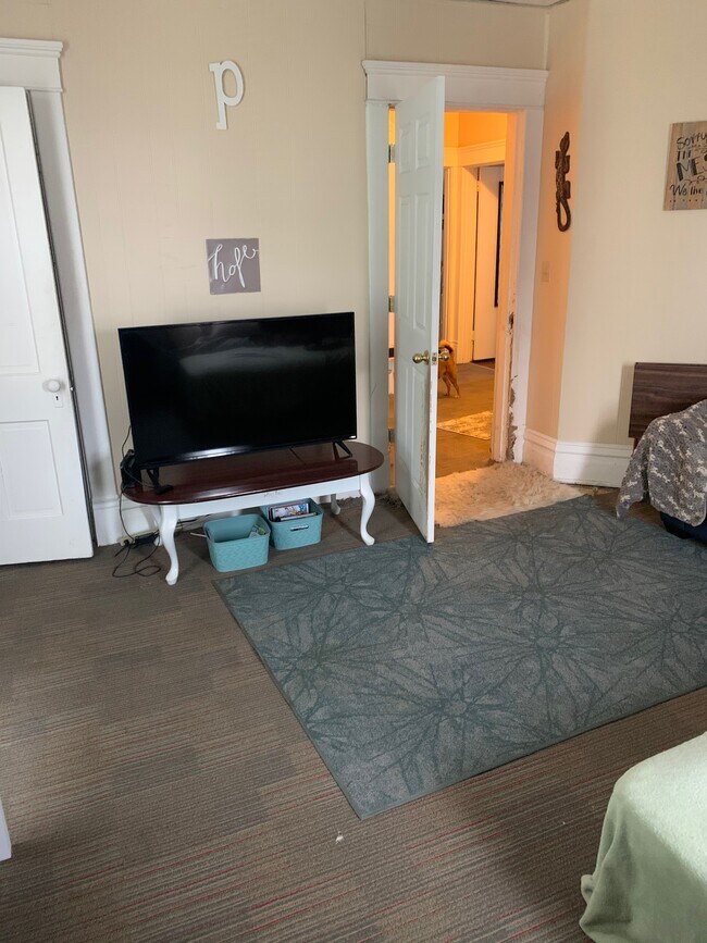 Dormitorio - 628 Hal Greer Blvd