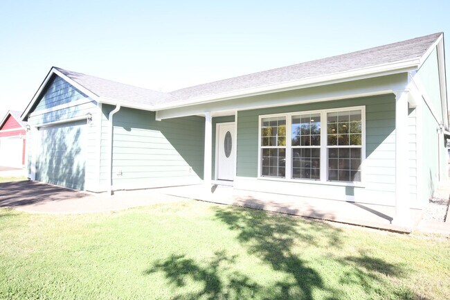 Building Photo - Updated 4-Bedroom Home with Huge Backyard ...