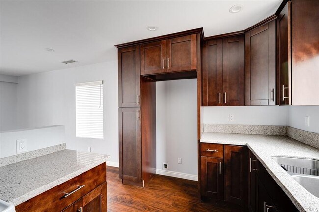 Foto del edificio - 8241 Vantage Ave