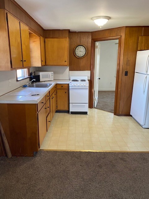 Kitchen - 448 Hillcrest Ave