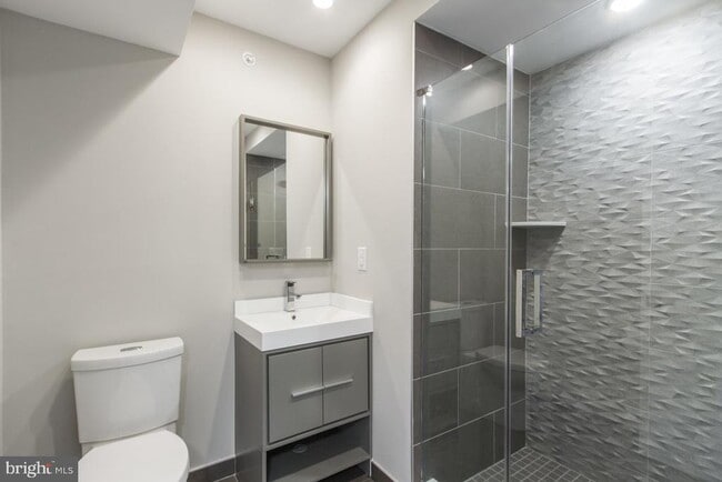 Building Photo - 712 S Sartain St