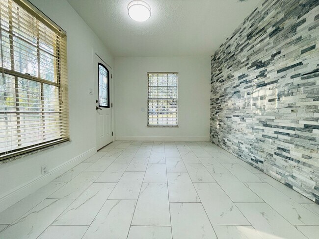 Foto del edificio - Renovated 4 Bedroom Home for Rent in Sky Lake
