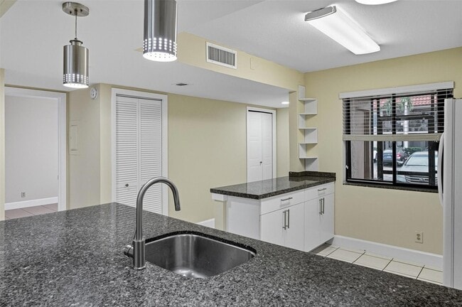 Building Photo - 434 Lakeview Dr