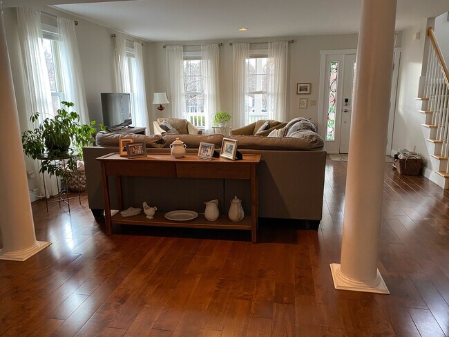 Foto del edificio - 12 Stannard Dr