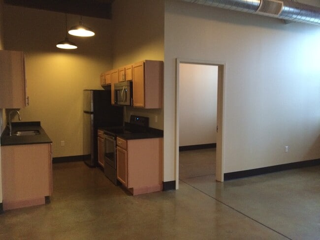 Building Photo - 100 Main St