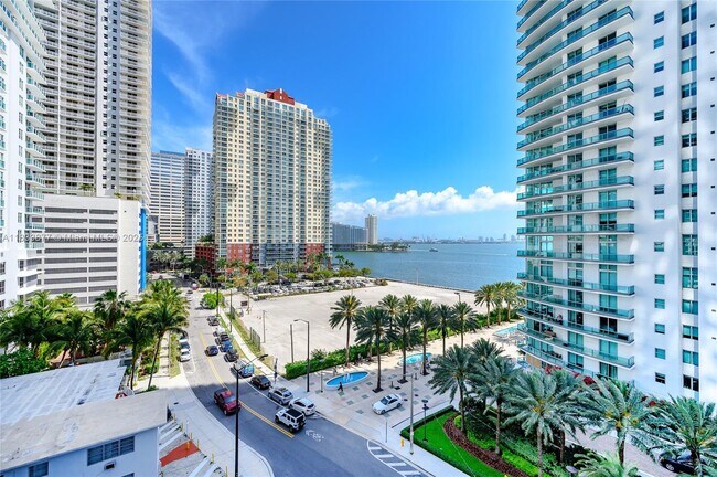 Building Photo - 1300 Brickell Bay Dr