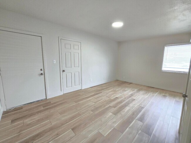Foto del edificio - UP TO 1 MONTH FREE! Remodeled 3 bedroom!!