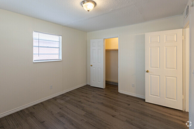 2BR, 1BA -896 SF - Plainview Apartments