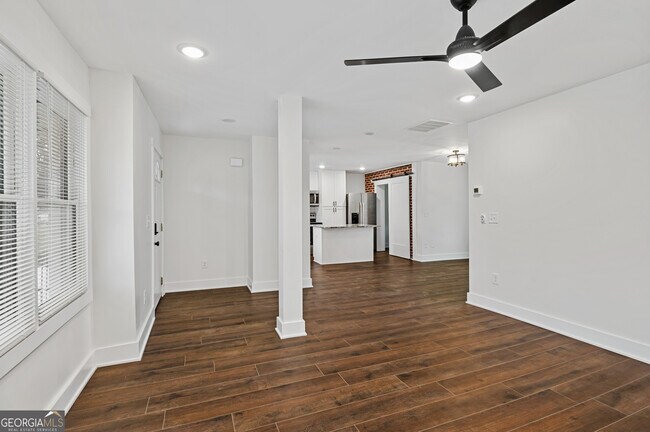 Building Photo - 668 Custer Ave SE