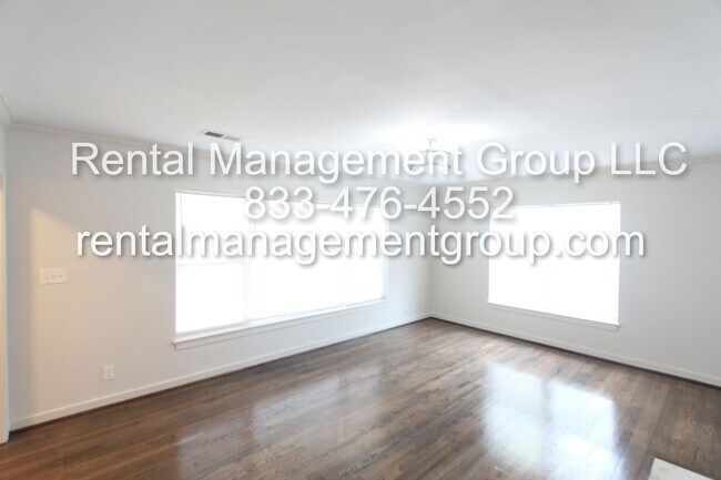Building Photo - Large 3 Bedroom 2 Bath - New On The Market...