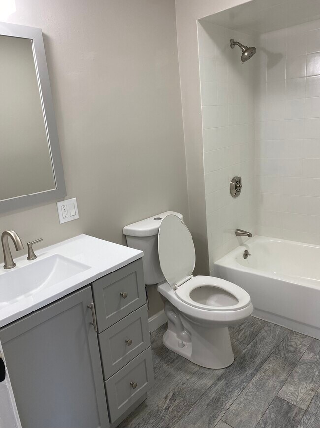 Bathroom - 11 Franklin St