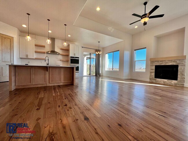 Foto del edificio - Gorgeous 4 bed 3 bath + Office home located on the 12th Tee of the TPC golf Course!