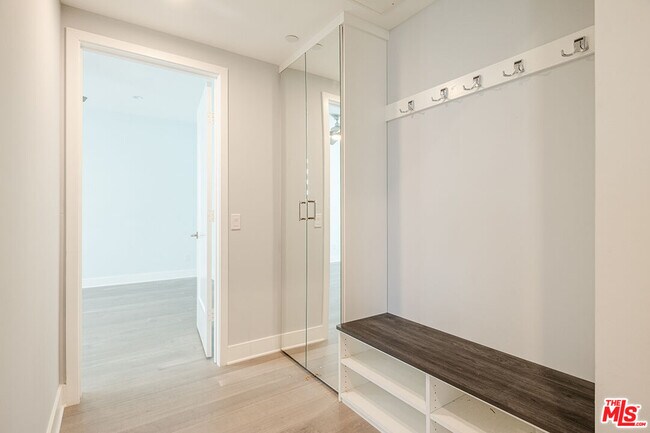 Foto del edificio - 859 Hyperion Ave