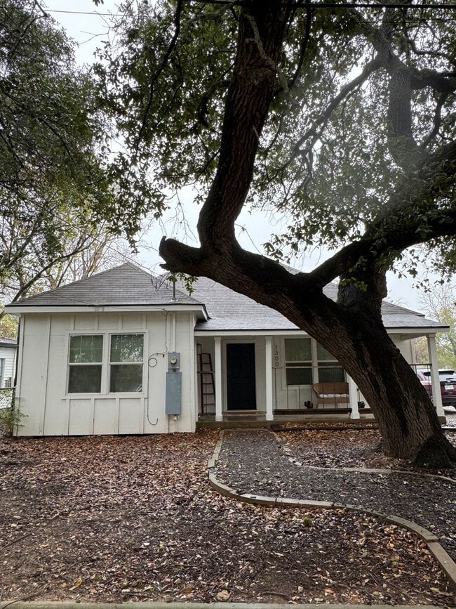 Building Photo - August Move-In! Charming 2/1 house near Do...