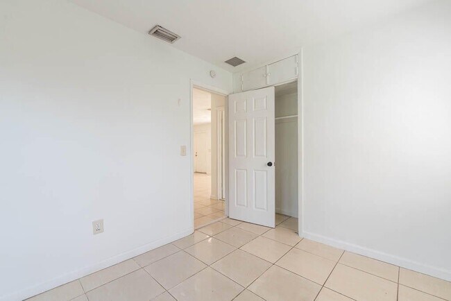 Building Photo - 314 E Gateway Blvd