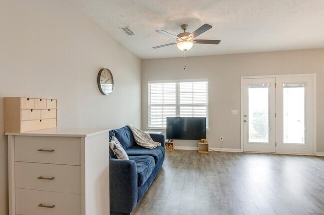 Building Photo - 4333 Doral Dr