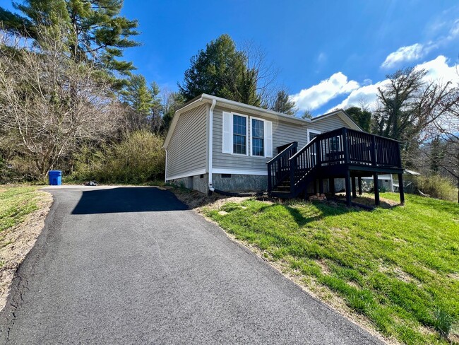 Foto del edificio - 3-Bed, 2-Bath home in N. Asheville!