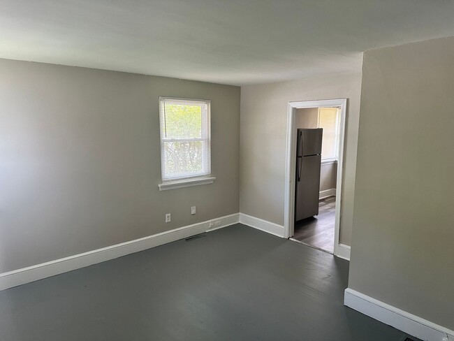 Building Photo - Myers Park Two Bedroom Duplex off S.Kings ...