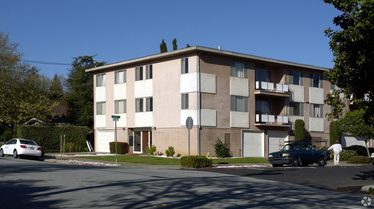 Primary Photo - 1302 Hopkins Ave