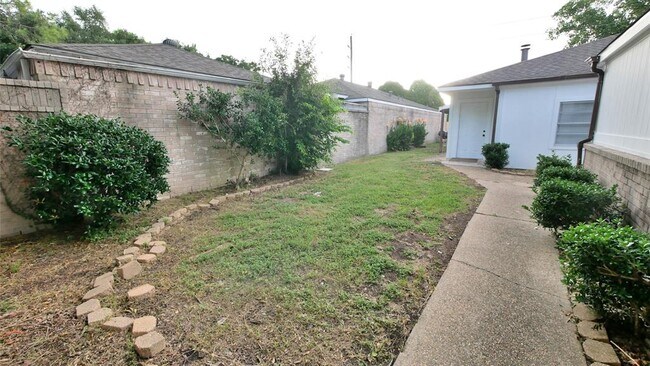 Building Photo - 3707 Vineyard Dr
