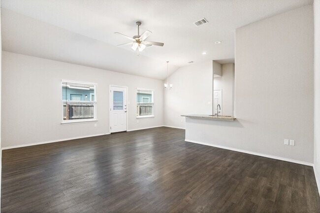 Building Photo - Spacious 3-Bed Jordan’s Creek Duplex