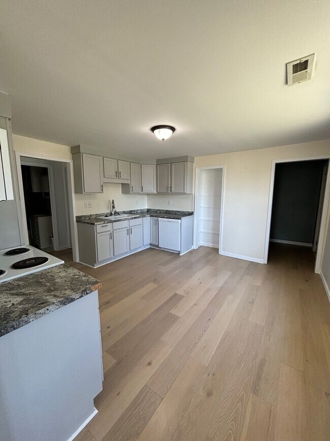 Building Photo - 3 Bed 2 Bath at 1260 square feet - New Rem...