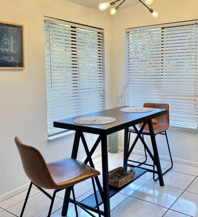 Foto del edificio - 1626 Lara St NE