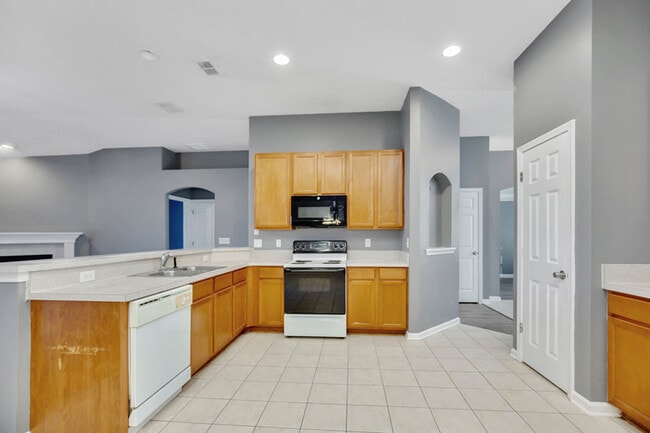 Building Photo - 10068 Garden Lake Ct