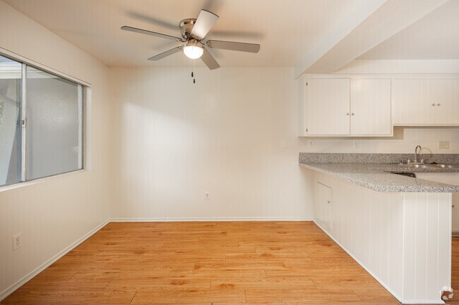 2 habitaciones, 2 baños - 900 pies cuadrados - Comedor - Lakewood Village