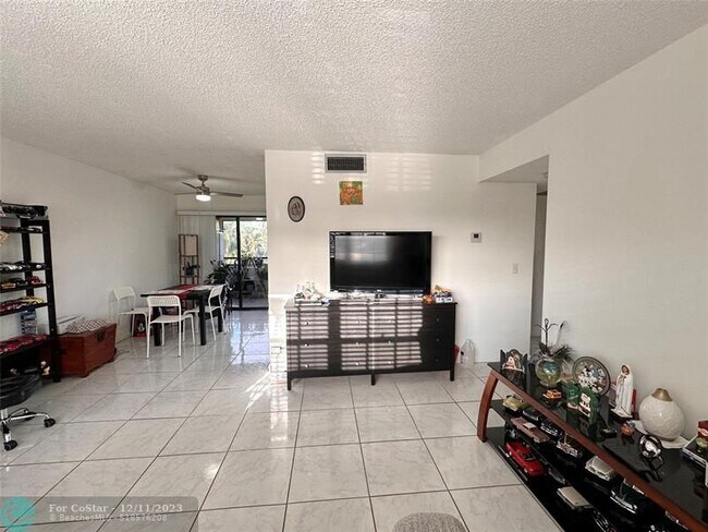 Building Photo - 4263 Oak Terrace Dr