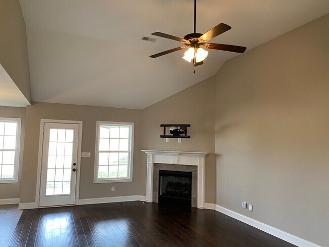Foto del edificio - Beautiful 3 bed 2 bath home with Bonus room! Close to shopping and Ft. Campbell.